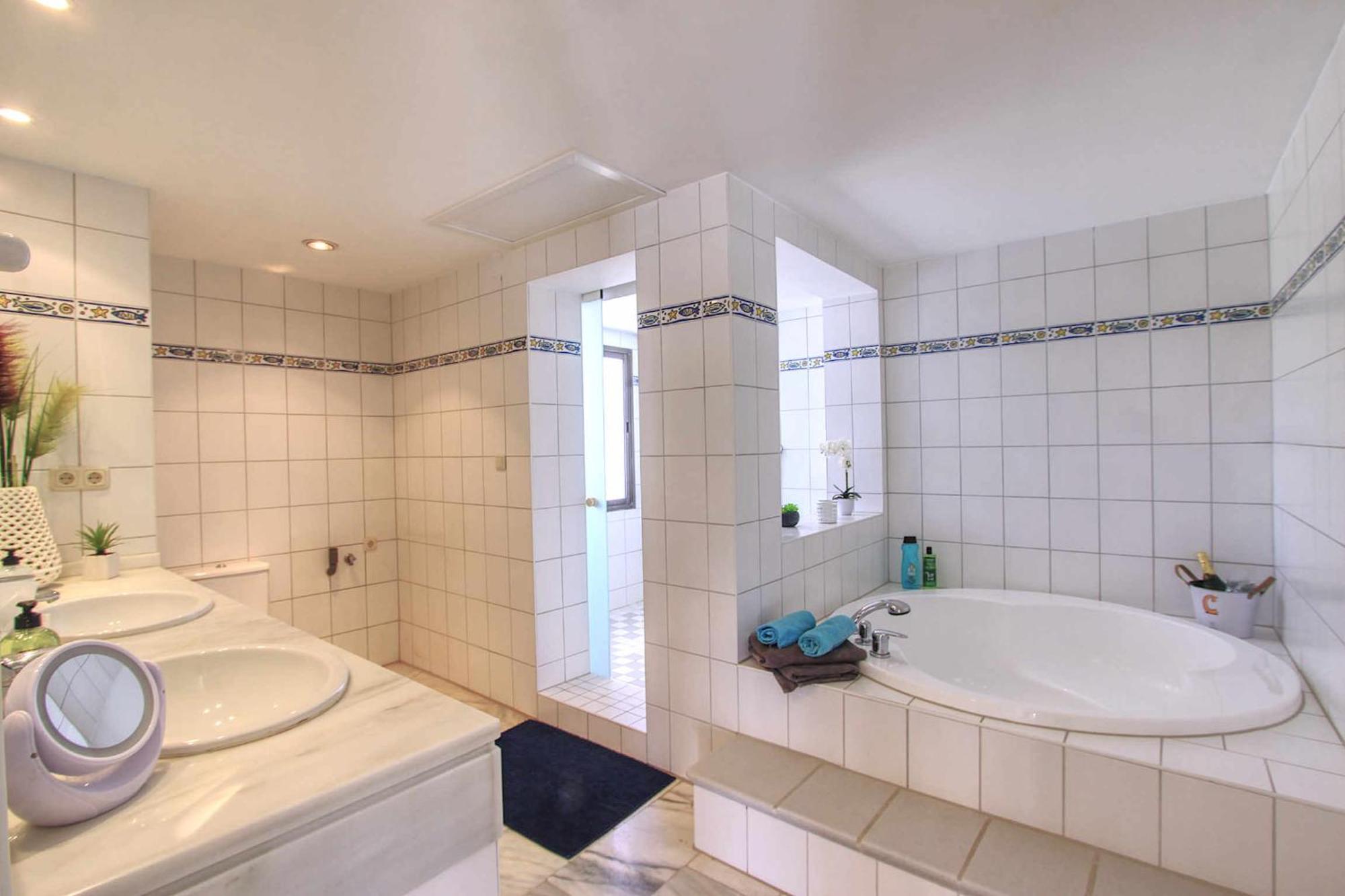 1080 Beachfront Penthouse 3 Floors Jacuzzi 2 Pools Wifi Roof Terrace Marbella Esterno foto